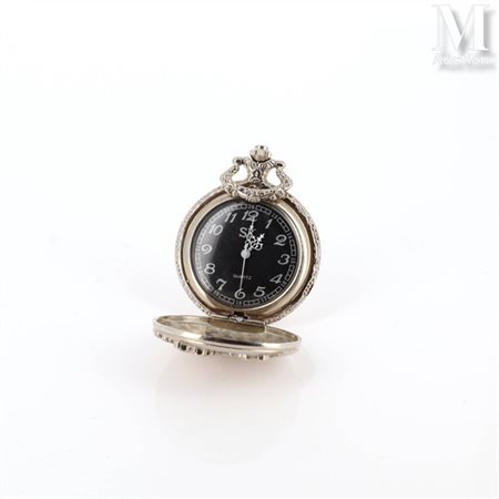 Montre de poche Montre de poche en métal argenté à décor en léger relief d'un...