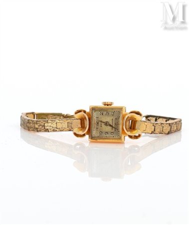 Montre de dame Montre de dame, cadran carré fond champagne signé SPIR, index...