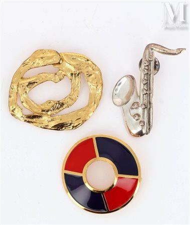 Yves SAINT-LAURENT Ensemble de trois broches, l'une moderniste en métal doré...