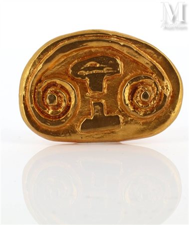 Line VAUTRIN (1913-1997) Broche Broche en métal doré ovale à décor repoussé...