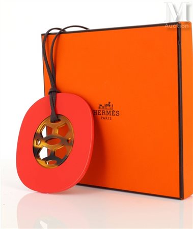 HERMÈS Pendentif Lift Pendentif Lift grand modèle en corne et bois laqué...