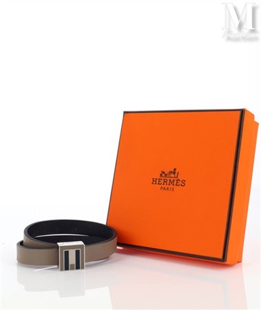 HERMÈS Bracelet double tour en cuir taupe, fermoir carré en argent et laque...