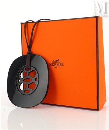 HERMÈS Pendentif Lift Pendentif Lift grand modèle en corne et bois laqué noir...