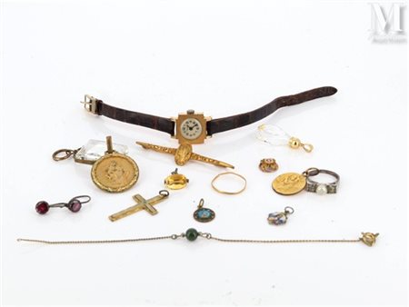 Lot fantaisie Lot comprenant broches, médailles religieuses, pendentifs,...