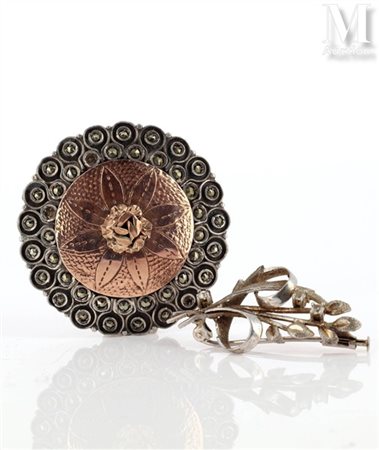 Une broche et un pendentif Lot en argent (800 millièmes) et cuivre comprenant...