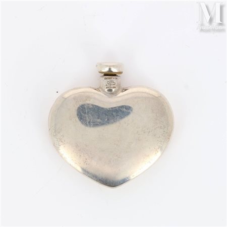TIFFANY & CO Flacon en argent (925 millièmes) en forme de cur. Signé sur le...
