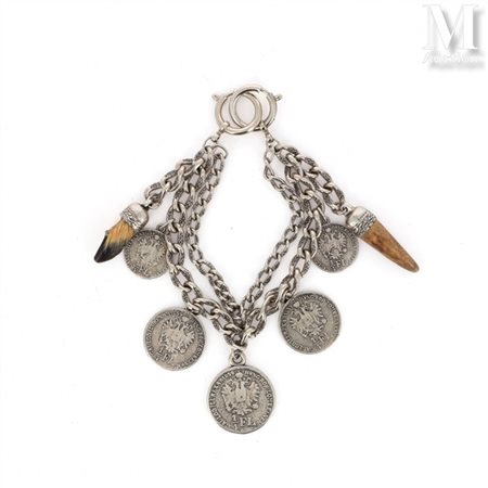 Chaîne Chaîne en métal argenté retenant une griffe, une dente et des pièces...