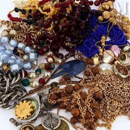 Important lot de bijoux fantaisie Important lot de bijoux fantaisie...