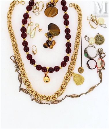 Lot de bijoux fantaisie Lot de bijoux fantaisie comprenant un collier en...