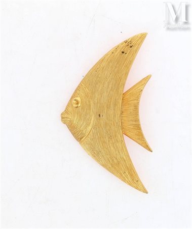 Guy LAROCHE Broche en métal doré figurant un poisson. Signée Guy Laroche. H.:...