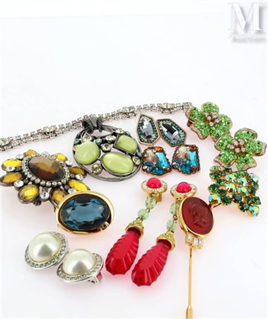 Lot fantaisie Ensemble de bijoux fantaisie en métal doré et argent comprenant...