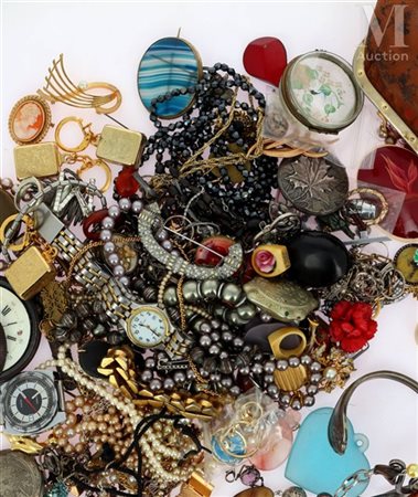 Lot de fantaisie Important lot de bijoux fantaisie comprenant colliers,...