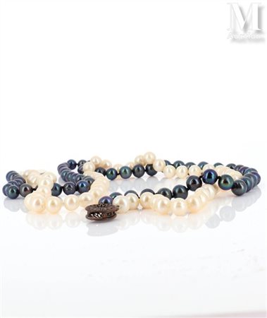 Collier de perles Collier formé de deux rangs de perles de culture,...