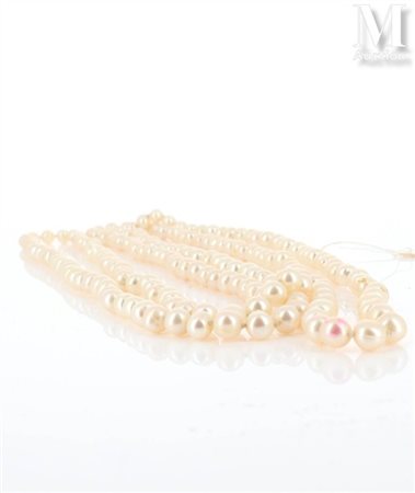 Un collier de perles Long sautoir formé de perles de culture. L.: 150cm VVV...