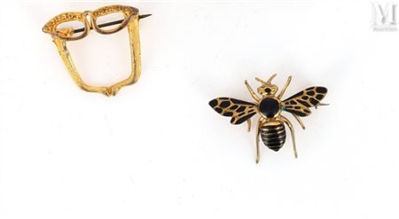 Lot de deux broches fantaisie Lot comprenant deux broches en métal doré,...