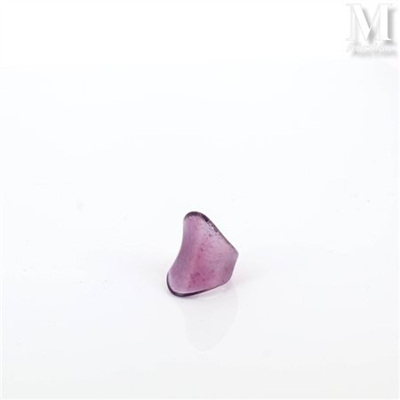 DAUM Bague en pâte de verre, modèle selle massaï de couleur mauve. Signée...