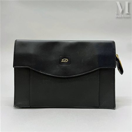 S.T DUPONT Pochette en cuir noire grainée, garniture en métal doré. Fermeture...