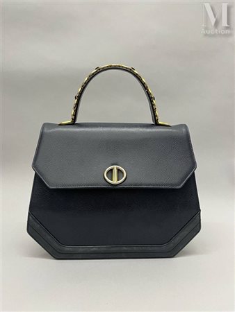 CHRISTIAN DIOR Sac en cuir grainé noir circa 1990. Bijouterie et garniture en...