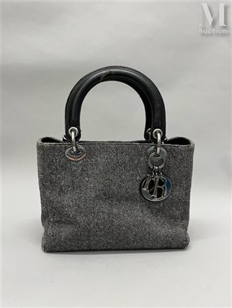 CHRISTIAN DIOR Sac "Lady Dior" en tweed gris chiné et cuir noir. Bijouterie...