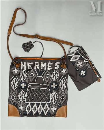 HERMÈS Sac "Silky City" en bandoulière. En soie gris perle et cuir Barénia,...