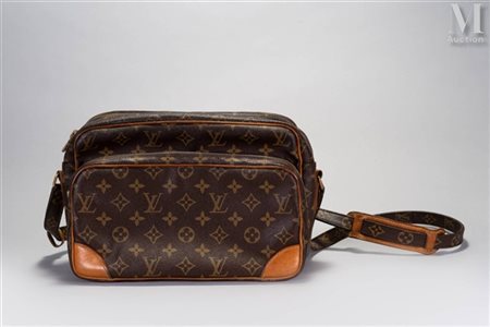 LOUIS VUITTON Nil Sac bandoulière "Nil" en toile enduite monogrammée et cuir...