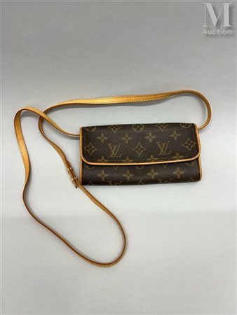 LOUIS VUITTON Pochette en toile enduite monogrammée et cuir gold. Bandoulière...