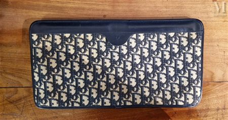 DIOR CHRISTIAN DIOR Pochette en toile monogrammée et cuir bleu nuit....