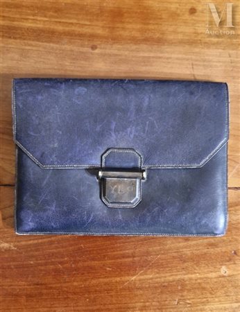 HERMÈS Pochette en cuir box bleu nuit, fermeture à rabat, boucle en argent...