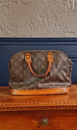 LOUIS VUITTON LOUIS VUITTON Sac "Alma" en toile monogrammée et cuir gold....