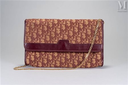 CHRISTIAN DIOR Pochette portée épaule en toile tissée monogrammée bordeaux....