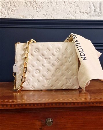 LOUIS VUITTON Sac "Coussin" P/E 2021 en cuir d'agneau rembourré crème,...
