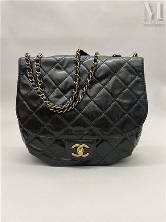CHANEL Sac "Medium CC bubble" en veau matelassé vernis noir. Bijouterie en...