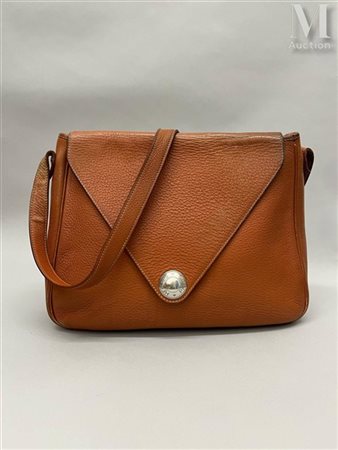 HERMÈS Sac Christine en cuir Togo gold. Garniture en métal argenté, fermeture...