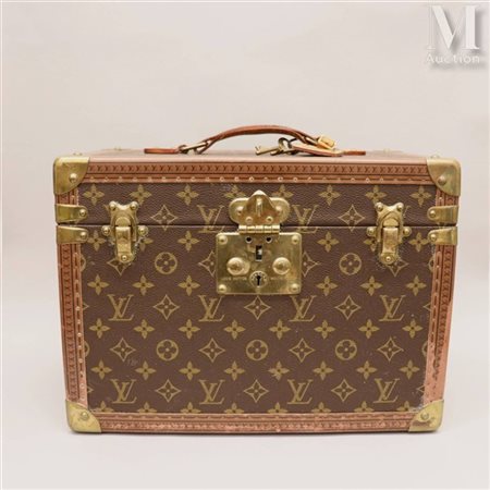 LOUIS VUITTON Vanity en toile monogrammée et cuir gold monogrammé. 5...