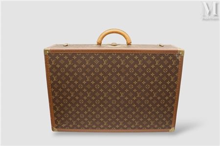 LOUIS VUITTON Malle de voyage en toile monogrammée et cuir monogrammé gold....