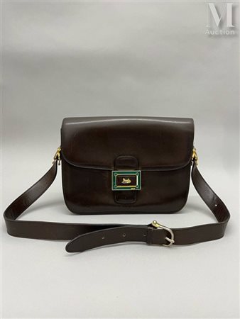 CÉLINE Sac Sac "Calèche" en cuir box marron chocolat. Garniture en métal...