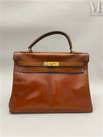 HERMÈS Sac Kelly 32 en veau box gold. Garniture et bijouterie en métal doré....