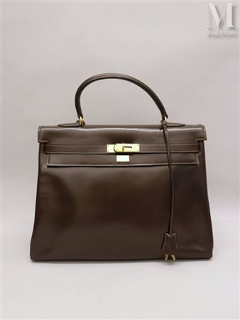 HERMÈS Sac Kelly 35 de 1972 en cuir box chocolat. Garniture en métal doré....