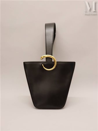 CARTIER Sac seau "Panthère" en cuir lisse noir, bijouterie en métal doré et...