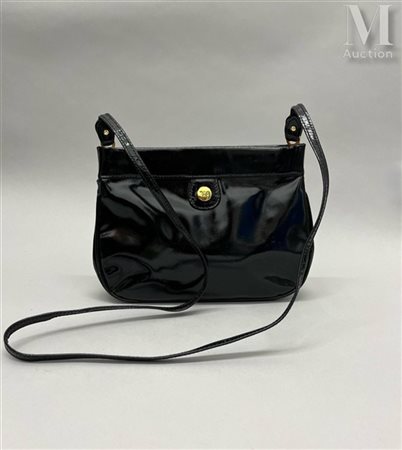 CÉLINE Sac de soirée en cuir verni noir, fermeture à rabat monogrammé Petits...