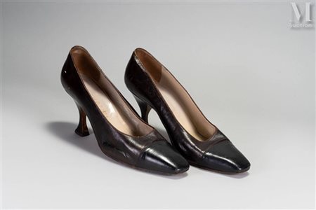 CHANEL Escarpins classiques en cuir marron chocolat et noir. Pointure 38....