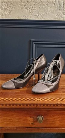 CHANEL Escarpins bicolores à lacets en cuir noir et gris. Laçage en fil de...