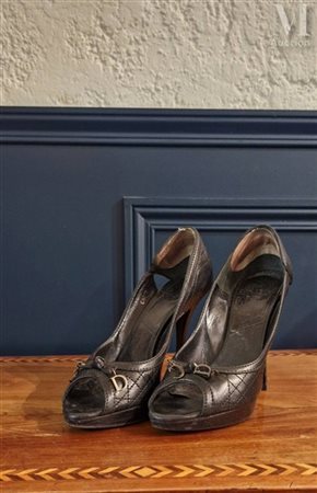 Christian DIOR Escarpins en cuir surpiqué noir, breloques "CD" à l'avant de...