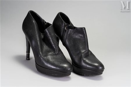 CHRISTIAN DIOR Bottines zippées en cuir noir. Talon 12cm. Pointure 39. (Etat...