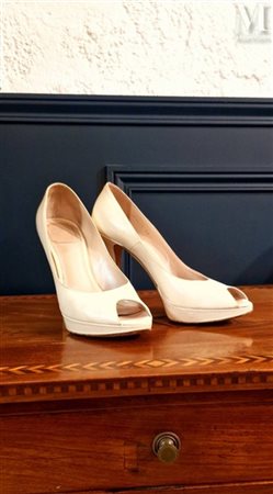 CHRISTIAN DIOR Escarpins en cuir crème. Talons 12cm. Patin 2cm. (Marques...