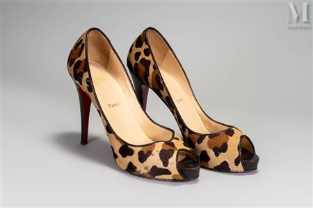 CHRISTIAN LOUBOUTIN Paire d'escarpins décolletés en poulain imprimé léopard....