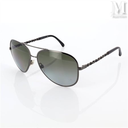 CHANEL Paire de lunettes de soleil, branche en métal et cuir caractéristique...