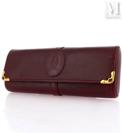 CARTIER Etui à lunettes en cuir bordeaux appliqué du logo de la maison,...