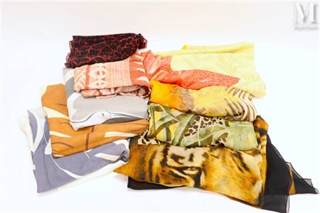 Lot de foulard Lot comprenant 9 foulards à décors divers. (Quelques petites...