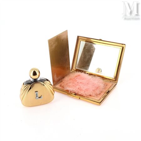 Lot Lot comprenant un poudrier en métal doré à décor guilloché appliqué de la...